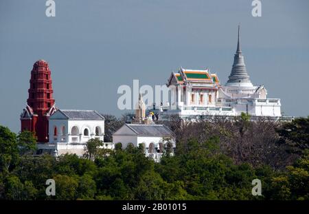 Thailand: Wat Phra Kaeo, Khao Wang und Phra Nakhon Khiri Historical Park, Phetchaburi. Phra Nakhon Khiri ist ein historischer Park auf einem Hügel mit Blick auf Phetchaburi Stadt. Der Name Phra Nakhon Khiri bedeutet Hügel der Heiligen Stadt, aber die Einheimischen kennen ihn besser als Khao Wang, was bedeutet Hügel mit Palast. Der ganze Komplex wurde als Sommerpalast von König Mongkut gebaut, die Bauarbeiten wurden 1860 abgeschlossen. Stockfoto