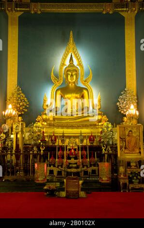 Thailand: Buddha im Hauptviharn, Wat Benchamabophit, Bangkok. Der vollständige Name des Tempels ist Wat Benchamabophit Dusitvanaram. Es ist auch als der Marmortempel bekannt. Der Bau des Tempels begann im Jahr 1899 auf Wunsch von König Chulalongkorn nach dem Bau seines Palastes in der Nähe. Der Name des Tempels bedeutet wörtlich den Tempel des fünften Königs in der Nähe Dusit Palace. Es wurde von Prinz Naris, einem Halbbruder des Königs, entworfen und ist aus italienischem Marmor gebaut. Stockfoto