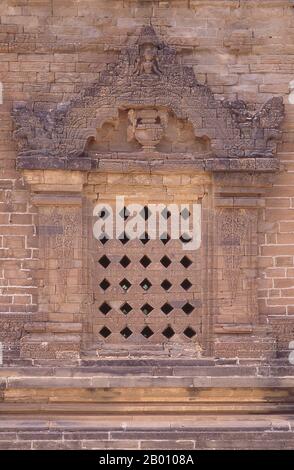 Burma: Fenster, Nanpaya Tempel, Bagan (Pagan) Alte Stadt. Nanpaya Tempel wurde während des 11th. Jahrhunderts durch den gefangenen Mon König Manuha errichtet. Bagan, früher Pagan, wurde hauptsächlich zwischen dem 11th. Und 13th. Jahrhundert erbaut. Offiziell Arimaddanapura oder Arimaddana (die Stadt des feindlichen Crusher) und auch als Tambadipa (das Land des Kupfers) oder Tassadessa (das vertrocknende Land) bekannt, war es die Hauptstadt mehrerer alter Königreiche in Burma. Stockfoto