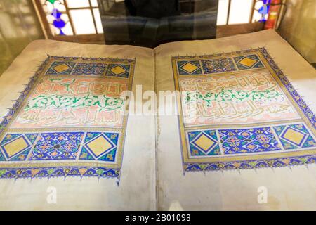 Alte Koranbibel im Vakil Bath, einem alten öffentlichen Bad in Shiraz, Iran. Es war ein Teil des königlichen Distrikts, der während Karim Khan Zand's rei errichtet wurde Stockfoto