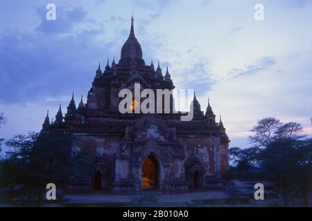 Burma: Htilominlo Tempel, Bagan (Pagan) Alte Stadt. Htilominlo Tempel wurde während der Herrschaft von König Htilominlo (auch bekannt als Nandaungmya) im Jahr 1211 gebaut. Bagan, früher Pagan, wurde hauptsächlich zwischen dem 11th. Und 13th. Jahrhundert erbaut. Offiziell Arimaddanapura oder Arimaddana (die Stadt des feindlichen Crusher) und auch als Tambadipa (das Land des Kupfers) oder Tassadessa (das vertrocknende Land) bekannt, war es die Hauptstadt mehrerer alter Königreiche in Burma. Stockfoto