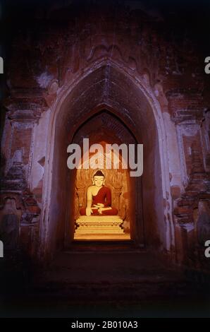Burma: Buddha, Htilominlo Tempel, Bagan (Pagan) Alte Stadt. Htilominlo Tempel wurde während der Herrschaft von König Htilominlo (auch bekannt als Nandaungmya) im Jahr 1211 gebaut. Bagan, früher Pagan, wurde hauptsächlich zwischen dem 11th. Und 13th. Jahrhundert erbaut. Offiziell Arimaddanapura oder Arimaddana (die Stadt des feindlichen Crusher) und auch als Tambadipa (das Land des Kupfers) oder Tassadessa (das vertrocknende Land) bekannt, war es die Hauptstadt mehrerer alter Königreiche in Burma. Stockfoto