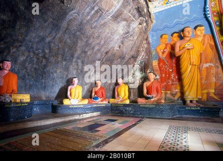 Sri Lanka: Mönchsstatuen im Höhlentempel bei Isurumuniya Vihara, Anuradhapura. Isurumuniya Vihara ist ein Felstempel, der während der Herrschaft von König Devanampiya Tissa (r. 307 - 267 BCE). Anuradhapura ist eine der alten Hauptstädte Sri Lankas und berühmt für seine gut erhaltenen Ruinen. Vom 4th. Jahrhundert v. Chr. bis zum Beginn des 11th. Jahrhunderts n. Chr. war es die Hauptstadt. Während dieser Zeit blieb es eines der stabilsten und dauerhaftesten Zentren der politischen Macht und des städtischen Lebens in Südasien. Die alte Stadt, die als heilig für die buddhistische Welt, ist heute von Klöstern umgeben, Stockfoto