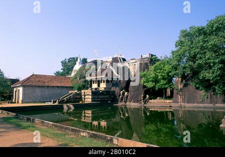 Sri Lanka: Isurumuniya Vihara, Anuradhapura. Isurumuniya Vihara ist ein Felstempel, der während der Herrschaft von König Devanampiya Tissa (r. 307 - 267 BCE). Anuradhapura ist eine der alten Hauptstädte Sri Lankas und berühmt für seine gut erhaltenen Ruinen. Vom 4th. Jahrhundert v. Chr. bis zum Beginn des 11th. Jahrhunderts n. Chr. war es die Hauptstadt. Während dieser Zeit blieb es eines der stabilsten und dauerhaftesten Zentren der politischen Macht und des städtischen Lebens in Südasien. Die antike Stadt, die für die buddhistische Welt heilig ist, ist heute von Klöstern umgeben. Stockfoto