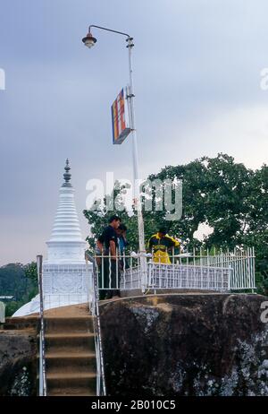 Sri Lanka: Besucher bewundern die Aussicht von Isurumuniya Vihara, Anuradhapura. Isurumuniya Vihara ist ein Felstempel, der während der Herrschaft von König Devanampiya Tissa (r. 307 - 267 BCE). Anuradhapura ist eine der alten Hauptstädte Sri Lankas und berühmt für seine gut erhaltenen Ruinen. Vom 4th. Jahrhundert v. Chr. bis zum Beginn des 11th. Jahrhunderts n. Chr. war es die Hauptstadt. Während dieser Zeit blieb es eines der stabilsten und dauerhaftesten Zentren der politischen Macht und des städtischen Lebens in Südasien. Die antike Stadt, die für die buddhistische Welt heilig ist, ist heute von Klöstern umgeben. Stockfoto