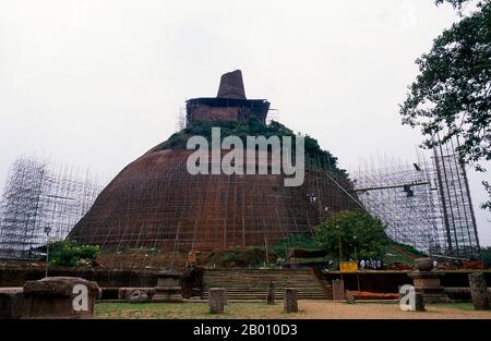 Sri Lanka: Jetavanaramaya Dagoba, Anuradhapura. Das Jetavanaramaya ist eine Stupa, die sich in den Ruinen des Jetavana Klosters befindet. König Mahasena (273-301 n. Chr.) initiierte den Bau der Stupa nach der Zerstörung von Mahavihara, sein Sohn Maghavanna den Bau der Stupa abgeschlossen. Ein Teil einer Schärpe oder eines Gürtels, der vom Buddha gebunden ist, wird als Relikt angenommen, das hier verankert ist. Zum Zeitpunkt ihrer Fertigstellung war es die dritthöchste Struktur der Welt. Anuradhapura ist eine der alten Hauptstädte Sri Lankas und berühmt für seine gut erhaltenen Ruinen. Stockfoto