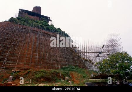 Sri Lanka: Jetavanaramaya Dagoba, Anuradhapura. Das Jetavanaramaya ist eine Stupa, die sich in den Ruinen des Jetavana Klosters befindet. König Mahasena (273-301 n. Chr.) initiierte den Bau der Stupa nach der Zerstörung von Mahavihara, sein Sohn Maghavanna den Bau der Stupa abgeschlossen. Ein Teil einer Schärpe oder eines Gürtels, der vom Buddha gebunden ist, wird als Relikt angenommen, das hier verankert ist. Zum Zeitpunkt ihrer Fertigstellung war es die dritthöchste Struktur der Welt. Anuradhapura ist eine der alten Hauptstädte Sri Lankas und berühmt für seine gut erhaltenen Ruinen. Stockfoto