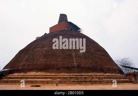 Sri Lanka: Jetavanaramaya Dagoba, Anuradhapura. Das Jetavanaramaya ist eine Stupa, die sich in den Ruinen des Jetavana Klosters befindet. König Mahasena (273-301 n. Chr.) initiierte den Bau der Stupa nach der Zerstörung von Mahavihara, sein Sohn Maghavanna den Bau der Stupa abgeschlossen. Ein Teil einer Schärpe oder eines Gürtels, der vom Buddha gebunden ist, wird als Relikt angenommen, das hier verankert ist. Zum Zeitpunkt ihrer Fertigstellung war es die dritthöchste Struktur der Welt. Anuradhapura ist eine der alten Hauptstädte Sri Lankas und berühmt für seine gut erhaltenen Ruinen. Stockfoto