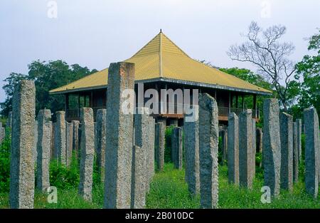 Sri Lanka: Lovamahapaya auch bekannt als Lohaprasadaya oder Brazen Palace, Anuradhapura. Anuradhapura ist eine der alten Hauptstädte Sri Lankas und berühmt für seine gut erhaltenen Ruinen. Vom 4th. Jahrhundert v. Chr. bis zum Beginn des 11th. Jahrhunderts n. Chr. war es die Hauptstadt. Während dieser Zeit blieb es eines der stabilsten und dauerhaftesten Zentren der politischen Macht und des städtischen Lebens in Südasien. Die antike Stadt, die für die buddhistische Welt als heilig gilt, ist heute von Klöstern umgeben, die eine Fläche von über 40 km² abdecken. Stockfoto