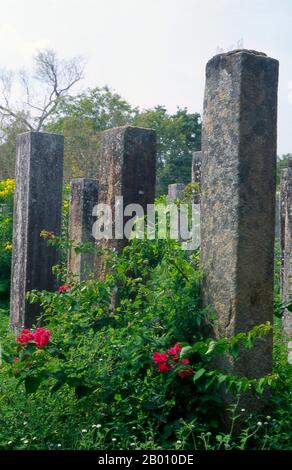 Sri Lanka: Lovamahapaya auch bekannt als Lohaprasadaya oder Brazen Palace, Anuradhapura. Anuradhapura ist eine der alten Hauptstädte Sri Lankas und berühmt für seine gut erhaltenen Ruinen. Vom 4th. Jahrhundert v. Chr. bis zum Beginn des 11th. Jahrhunderts n. Chr. war es die Hauptstadt. Während dieser Zeit blieb es eines der stabilsten und dauerhaftesten Zentren der politischen Macht und des städtischen Lebens in Südasien. Die antike Stadt, die für die buddhistische Welt als heilig gilt, ist heute von Klöstern umgeben, die eine Fläche von über 40 km² abdecken. Stockfoto