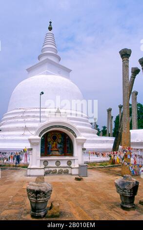 Sri Lanka: Thuparama Dagoba, Anuradhapura. Die Thuparama Dagoba gilt als die erste nach der Einführung des Buddhismus in Sri Lanka gebaute Dagoba. Anuradhapura ist eine der alten Hauptstädte Sri Lankas und berühmt für seine gut erhaltenen Ruinen. Vom 4th. Jahrhundert v. Chr. bis zum Beginn des 11th. Jahrhunderts n. Chr. war es die Hauptstadt. Während dieser Zeit blieb es eines der stabilsten und dauerhaftesten Zentren der politischen Macht und des städtischen Lebens in Südasien. Die antike Stadt, die für die buddhistische Welt heilig ist, ist heute von Klöstern umgeben. Stockfoto