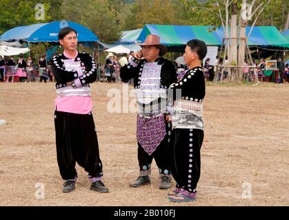 Thailand: Ältester auf seinem Handy, Hmong Neujahrsfest, Chiang Mai, Nordthailand. Das Hmong Neujahr findet in der Regel im November oder Dezember statt (traditionell am Ende der Erntezeit). Die Hmong sind eine asiatische ethnische Gruppe aus den Bergregionen China, Vietnam, Laos und Thailand. Hmong sind auch eine der Untergruppen der Miao-Ethnie in Südchina. Hmong Gruppen begannen eine allmähliche Wanderung nach Süden im 18th Jahrhundert aufgrund von politischen Unruhen und mehr Ackerland zu finden. Stockfoto