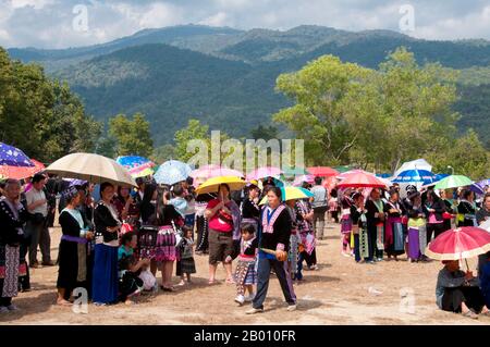 Thailand: Hmong Neujahrsfest, Chiang Mai, Nordthailand. Das Hmong Neujahr findet in der Regel im November oder Dezember statt (traditionell am Ende der Erntezeit). Die Hmong sind eine asiatische ethnische Gruppe aus den Bergregionen China, Vietnam, Laos und Thailand. Hmong sind auch eine der Untergruppen der Miao-Ethnie in Südchina. Hmong Gruppen begannen eine allmähliche Wanderung nach Süden im 18th Jahrhundert aufgrund von politischen Unruhen und mehr Ackerland zu finden. Stockfoto