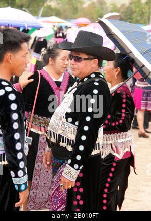 Thailand: Hmong Elder, Hmong Neujahrsfest, Chiang Mai, Nordthailand. Das Hmong Neujahr findet in der Regel im November oder Dezember statt (traditionell am Ende der Erntezeit). Die Hmong sind eine asiatische ethnische Gruppe aus den Bergregionen China, Vietnam, Laos und Thailand. Hmong sind auch eine der Untergruppen der Miao-Ethnie in Südchina. Hmong Gruppen begannen eine allmähliche Wanderung nach Süden im 18th Jahrhundert aufgrund von politischen Unruhen und mehr Ackerland zu finden. Stockfoto