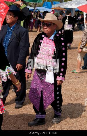 Thailand: Ein ältester genießt den Ball werfen Spiel pov Pob, Hmong Neujahr Feiern, Chiang Mai, Nord-Thailand. Das Hmong Neujahr findet in der Regel im November oder Dezember statt (traditionell am Ende der Erntezeit). Die Hmong sind eine asiatische ethnische Gruppe aus den Bergregionen China, Vietnam, Laos und Thailand. Hmong sind auch eine der Untergruppen der Miao-Ethnie in Südchina. Hmong Gruppen begannen eine allmähliche Wanderung nach Süden im 18th Jahrhundert aufgrund von politischen Unruhen und mehr Ackerland zu finden. Stockfoto