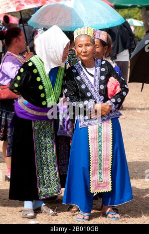 Thailand: Fein gekleidete Frauen bei den Hmong Neujahrsfeiern, Chiang Mai, Nordthailand. Das Hmong Neujahr findet in der Regel im November oder Dezember statt (traditionell am Ende der Erntezeit). Die Hmong sind eine asiatische ethnische Gruppe aus den Bergregionen China, Vietnam, Laos und Thailand. Hmong sind auch eine der Untergruppen der Miao-Ethnie in Südchina. Hmong Gruppen begannen eine allmähliche Wanderung nach Süden im 18th Jahrhundert aufgrund von politischen Unruhen und mehr Ackerland zu finden. Stockfoto