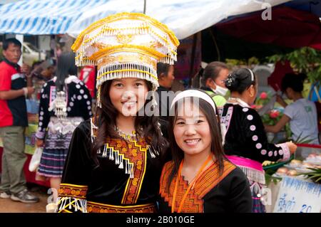 Thailand: Fein gekleidete Frauen bei den Hmong Neujahrsfeiern, Chiang Mai, Nordthailand. Das Hmong Neujahr findet in der Regel im November oder Dezember statt (traditionell am Ende der Erntezeit). Die Hmong sind eine asiatische ethnische Gruppe aus den Bergregionen China, Vietnam, Laos und Thailand. Hmong sind auch eine der Untergruppen der Miao-Ethnie in Südchina. Hmong Gruppen begannen eine allmähliche Wanderung nach Süden im 18th Jahrhundert aufgrund von politischen Unruhen und mehr Ackerland zu finden. Stockfoto