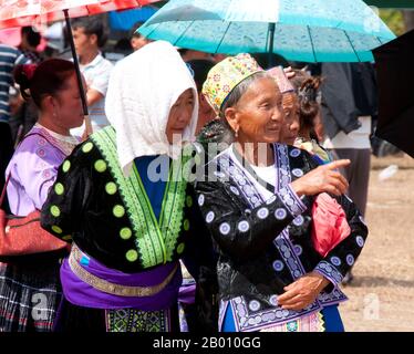 Thailand: Fein gekleidete Frauen bei den Hmong Neujahrsfeiern, Chiang Mai, Nordthailand. Das Hmong Neujahr findet in der Regel im November oder Dezember statt (traditionell am Ende der Erntezeit). Die Hmong sind eine asiatische ethnische Gruppe aus den Bergregionen China, Vietnam, Laos und Thailand. Hmong sind auch eine der Untergruppen der Miao-Ethnie in Südchina. Hmong Gruppen begannen eine allmähliche Wanderung nach Süden im 18th Jahrhundert aufgrund von politischen Unruhen und mehr Ackerland zu finden. Stockfoto