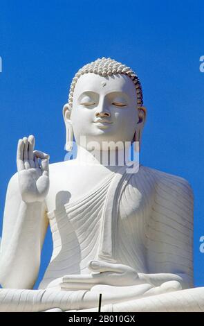 Sri Lanka: Riesiger sitzender Buddha in Ambasthala Dagoba, Mihintale. Mihintale ist ein Berggipfel in der Nähe von Anuradhapura, der von Sri Lankans als Ort einer Begegnung zwischen dem buddhistischen Mönch Mahinda und König Devanampiyatissa geglaubt wird, der die Präsenz des Buddhismus in Sri Lanka einweihte. Es ist jetzt ein Wallfahrtsort und der Ort von mehreren religiösen Denkmälern und verlassenen Strukturen. Stockfoto