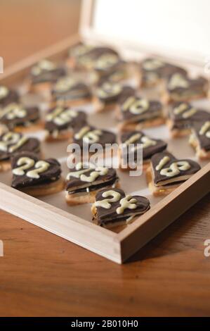 Süße Herzen Adventskalender mit 24 Schokoladen-Marzipan-Herzen für meinen Schatz Stockfoto