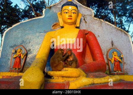 Nepal: Buddha-Statue und Affen, Swayambhunath (Monkey Temple), Kathmandu Valley. Das Datum des Baus der Svayambhunath Stupa, seine Ursprünge in Mythos durchdrungen, ist unbekannt. Nach den Inschriften auf einer alten und beschädigten Steintafel in Svayambhunath, König Vrishadeva (ca. 400 u.Z.) war der erste, der an diesem Ort eine Kultstätte errichtet hat. Sein Enkel, König Manadeva I. (ca. 464-505) einige Ergänzungen vorgenommen haben. Die muslimische Invasion von 1349 machte all die fromme Bauarbeit zunichtes, die marodierenden muslimischen Krieger, die jedes Kafir (Ungläubige) Heiligtum demontieren, dem sie begegnet sind. Stockfoto