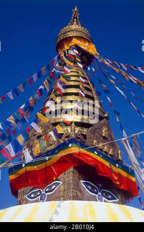 Nepal: Die Augen auf den Stupa stehen für Weisheit und Mitgefühl, Swayambhunath (Monkey Temple), Kathmandu Valley. Das Datum des Baus der Svayambhunath Stupa, seine Ursprünge in Mythos durchdrungen, ist unbekannt. Nach den Inschriften auf einer alten und beschädigten Steintafel in Svayambhunath, König Vrishadeva (ca. 400 u.Z.) war der erste, der an diesem Ort eine Kultstätte errichtet hat. Sein Enkel, König Manadeva I. (ca. 464-505) einige Ergänzungen vorgenommen haben. Die muslimische Invasion von 1349 machte all die fromme Bauarbeit zunichtes, die marodierenden muslimischen Krieger, die jedes Kafir (Ungläubige) Heiligtum demontieren, das sie fanden. Stockfoto