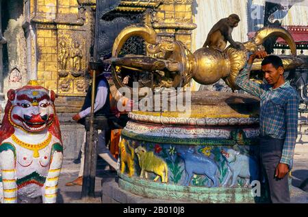 Nepal: Swayambhunath (Monkey Temple), Kathmandu Valley. Das Datum des Baus der Svayambhunath Stupa, seine Ursprünge in Mythos durchdrungen, ist unbekannt. Nach den Inschriften auf einer alten und beschädigten Steintafel in Svayambhunath, König Vrishadeva (ca. 400 u.Z.) war der erste, der an diesem Ort eine Kultstätte errichtet hat. Sein Enkel, König Manadeva I. (ca. 464-505) einige Ergänzungen vorgenommen haben. Die muslimische Invasion von 1349 machte all die fromme Bauarbeit zunichtes, die marodierenden muslimischen Krieger, die jedes Kafir (Ungläubige) Heiligtum demontieren, dem sie begegnet sind. Stockfoto