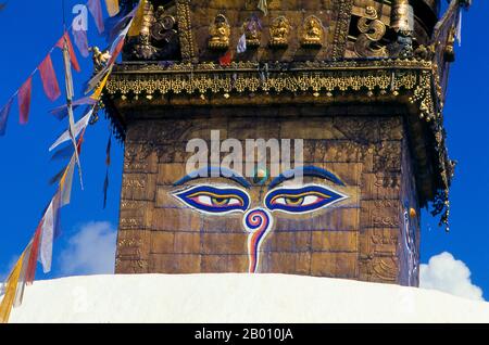 Nepal: Die Augen auf den Stupa stehen für Weisheit und Mitgefühl, Swayambhunath (Monkey Temple), Kathmandu Valley. Das Datum des Baus der Svayambhunath Stupa, seine Ursprünge in Mythos durchdrungen, ist unbekannt. Nach den Inschriften auf einer alten und beschädigten Steintafel in Svayambhunath, König Vrishadeva (ca. 400 u.Z.) war der erste, der an diesem Ort eine Kultstätte errichtet hat. Sein Enkel, König Manadeva I. (ca. 464-505) einige Ergänzungen vorgenommen haben. Die muslimische Invasion von 1349 machte all die fromme Bauarbeit zunichtes, die marodierenden muslimischen Krieger, die jedes Kafir (Ungläubige) Heiligtum demontieren, das sie fanden. Stockfoto