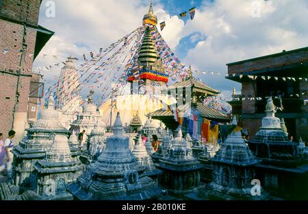 Nepal: Swayambhunath (Monkey Temple), Kathmandu Valley. Das Datum des Baus der Svayambhunath Stupa, seine Ursprünge in Mythos durchdrungen, ist unbekannt. Nach den Inschriften auf einer alten und beschädigten Steintafel in Svayambhunath, König Vrishadeva (ca. 400 u.Z.) war der erste, der an diesem Ort eine Kultstätte errichtet hat. Sein Enkel, König Manadeva I. (ca. 464-505) einige Ergänzungen vorgenommen haben. Die muslimische Invasion von 1349 machte all die fromme Bauarbeit zunichtes, die marodierenden muslimischen Krieger, die jedes Kafir (Ungläubige) Heiligtum demontieren, dem sie begegnet sind. Stockfoto