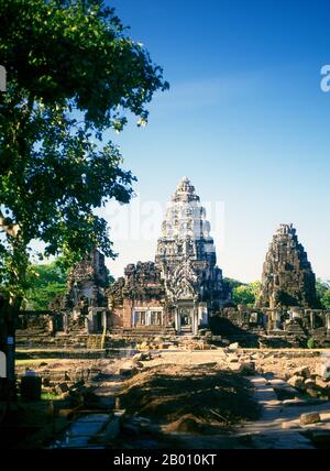 Thailand: Prasat Hin Phimai, Phimai Historical Park, Nakhon Ratchasima Provinz. Phimai stammt aus dem 11th. Und 12th. Jahrhundert und war ein wichtiger Khmer Buddhistischer Tempel und Stadt im Khmer Reich. Der Komplex in Phimai stammt ursprünglich aus der Regierungszeit von Surayavarman II (r. 1113 - 1150), während der ersten Hälfte des 12th. Jahrhunderts u.Z. Der Tempel wurde aus weißem, feinkörnigem Sandstein gebaut, im gleichen Stil wie Angkor Wat. Wie Angkor wurde auch Phimai zuerst dem Kult von Vishnu gewidmet. Stockfoto