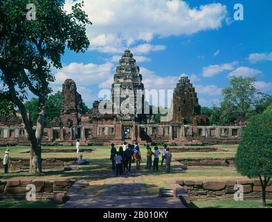 Thailand: Prasat Hin Phimai, Phimai Historical Park, Nakhon Ratchasima Provinz. Phimai stammt aus dem 11th. Und 12th. Jahrhundert und war ein wichtiger Khmer Buddhistischer Tempel und Stadt im Khmer Reich. Der Komplex in Phimai stammt ursprünglich aus der Regierungszeit von Surayavarman II (r. 1113 - 1150), während der ersten Hälfte des 12th. Jahrhunderts u.Z. Der Tempel wurde aus weißem, feinkörnigem Sandstein gebaut, im gleichen Stil wie Angkor Wat. Wie Angkor wurde auch Phimai zuerst dem Kult von Vishnu gewidmet. Stockfoto