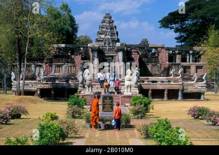 Thailand: Mönch und andere Besucher in Prasat hin Phimai, Phimai Historical Park, Nakhon Ratchasima Provinz. Phimai stammt aus dem 11th. Und 12th. Jahrhundert und war ein wichtiger Khmer Buddhistischer Tempel und Stadt im Khmer Reich. Der Komplex in Phimai stammt ursprünglich aus der Regierungszeit von Surayavarman II (r. 1113 - 1150), während der ersten Hälfte des 12th. Jahrhunderts u.Z. Der Tempel wurde aus weißem, feinkörnigem Sandstein gebaut, im gleichen Stil wie Angkor Wat. Wie Angkor wurde auch Phimai zuerst dem Kult von Vishnu gewidmet. Stockfoto