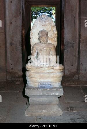 Thailand: Buddha im Zentralheiligtum, Prasat hin Phimai, Phimai Historical Park, Nakhon Ratchasima Provinz. Phimai stammt aus dem 11th. Und 12th. Jahrhundert und war ein wichtiger Khmer Buddhistischer Tempel und Stadt im Khmer Reich. Der Komplex in Phimai stammt ursprünglich aus der Regierungszeit von Surayavarman II (r. 1113 - 1150), während der ersten Hälfte des 12th. Jahrhunderts u.Z. Der Tempel wurde aus weißem, feinkörnigem Sandstein gebaut, im gleichen Stil wie Angkor Wat. Wie Angkor wurde auch Phimai zuerst dem Kult von Vishnu gewidmet. Stockfoto