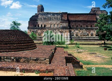 Lankatilaka wurde von König Parakramabahu dem Großen (1123 - 1186) erbaut. Polonnaruwa, das zweitälteste der Königreiche Sri Lankas, wurde erstmals von König Vijayabahu I. zur Hauptstadt erklärt, der 1070 CE die Chola-Eindringlinge besiegte, um das Land unter einem nationalen Führer wieder zu vereinen. Stockfoto