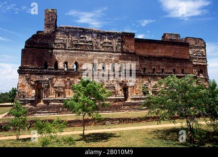 Lankatilaka wurde von König Parakramabahu dem Großen (1123 - 1186) erbaut. Polonnaruwa, das zweitälteste der Königreiche Sri Lankas, wurde erstmals von König Vijayabahu I. zur Hauptstadt erklärt, der 1070 CE die Chola-Eindringlinge besiegte, um das Land unter einem nationalen Führer wieder zu vereinen. Stockfoto