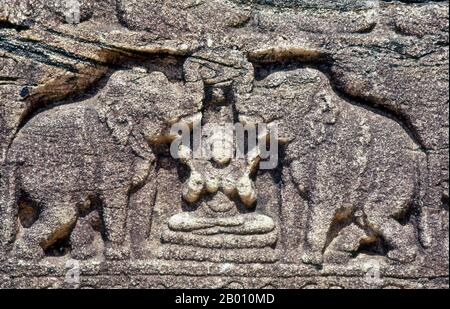 Sri Lanka: Ein Steinrelief mit zwei Elefanten am Ende der Gal Pota, Polonnaruwa. Das Gal Pota (Steinbuch) ist ein großer Stein, der 9 Meter mal 1,5 Meter mal 60 Zentimeter misst und mit einer Inschrift bedeckt ist, die die Tugenden von König Nissanka Malla (r. 1187 - 1196). Polonnaruwa, das zweitälteste Königreich Sri Lankas, wurde erstmals von König Vijayabahu I. zur Hauptstadt erklärt, der die Chola-Invasoren 1070 u.Z. besiegte, um das Land unter einem nationalen Führer wieder zu vereinen. Stockfoto