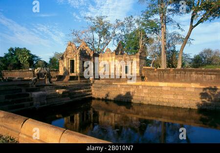 Thailand: Mit Lotus gefüllter Teich bei Prasat hin Meuang Tam, Buriram Provinz, Nordostthailand. Prasat hin Mueang Tam ist ein Khmer Tempel in der Khleang und Baphuon Stile, die aus dem späten 10th und frühen 11th Jahrhunderten stammt. Die primäre Gottheit war Shiva, obwohl Vishnu auch hier verehrt wurde. Prasat Meuang Tam wurde auf Befehl von König Jayavarman V. erbaut.Umgeben von einer hohen Lateritwand umfasst der Komplex prächtige abgestufte Tanks, die liebevoll restauriert und mit Lotusblumen gefüllt wurden. Stockfoto