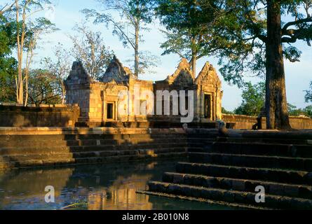 Thailand: Mit Lotus gefüllter Teich bei Prasat hin Meuang Tam, Buriram Provinz, Nordostthailand. Prasat hin Mueang Tam ist ein Khmer Tempel in der Khleang und Baphuon Stile, die aus dem späten 10th und frühen 11th Jahrhunderten stammt. Die primäre Gottheit war Shiva, obwohl Vishnu auch hier verehrt wurde. Prasat Meuang Tam wurde auf Befehl von König Jayavarman V. erbaut.Umgeben von einer hohen Lateritwand umfasst der Komplex prächtige abgestufte Tanks, die liebevoll restauriert und mit Lotusblumen gefüllt wurden. Stockfoto