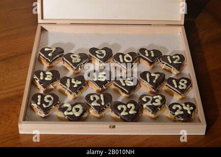 Süße Herzen Adventskalender mit 24 Schokoladen-Marzipan-Herzen für meine Liebste - 18 Tage bis Heiligabend: Der 7. Dezember Stockfoto