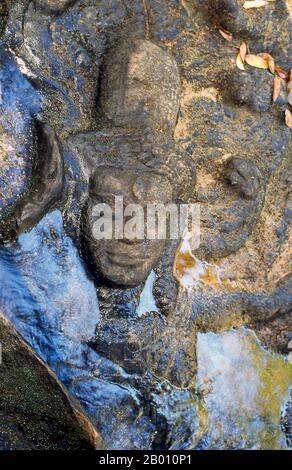 Kambodscha: Vishnu, Kbal Spean oder Valley of 1.000 Lingas, Kulen Hills. Kbal Spean (Brückenkopf) ist ein Ort aus Angkorian-Zeiten aus dem 11th-13th Jahrhundert an den Südwesthängen der Kulen-Hügel, 25 km von der Angkor-Gruppe entfernt. Es besteht aus einer Reihe von Steinschnitzereien in und um den Stung Kbal Spean Fluss. Die Motive für die Steinschnitzereien sind ungefähr drei: Myriaden von Lingams, dargestellt als ordentlich angeordnete Unebenheiten, die die Oberfläche eines Felsens bedecken; Lingam - Yoni Designs; und verschiedene hinduistische mythologische Motive, einschließlich Darstellungen von Göttern und Tieren. Stockfoto