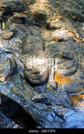 Kambodscha: Vishnu, Kbal Spean oder Valley of 1.000 Lingas, Kulen Hills. Kbal Spean (Brückenkopf) ist ein Ort aus Angkorian-Zeiten aus dem 11th-13th Jahrhundert an den Südwesthängen der Kulen-Hügel, 25 km von der Angkor-Gruppe entfernt. Es besteht aus einer Reihe von Steinschnitzereien in und um den Stung Kbal Spean Fluss. Die Motive für die Steinschnitzereien sind ungefähr drei: Myriaden von Lingams, dargestellt als ordentlich angeordnete Unebenheiten, die die Oberfläche eines Felsens bedecken; Lingam - Yoni Designs; und verschiedene hinduistische mythologische Motive, einschließlich Darstellungen von Göttern und Tieren. Stockfoto