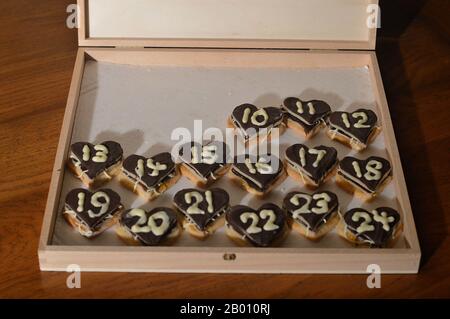 Süße Herzen Adventskalender mit 24 Schokoladen-Marzipan-Herzen für meine Liebste - 15 Tage bis Heiligabend: Der 10. Dezember Stockfoto