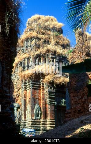 Kambodscha: Hauptheiligtum Turm, Lolei Tempel, Roluos Komplex, Angkor. Lolei ist der nördlichste Tempel der Roluos-Gruppe von drei Hindu-Tempeln des späten 9th. Jahrhunderts in Angkor. Lolei wurde als Teil der Stadt Hariharalaya erbaut, die einst in Roluos blühte, und im Jahr 893 widmete der Khmer König Yasovarman I es Shiva und Mitgliedern der königlichen Familie. Einst ein Inseltempel, befand sich Lolei auf einer Insel etwas nördlich des Zentrums in der nun trockenen Baraya Indrataka, deren Bau unter Yasovarmans Vater und Vorgänger Indravarman I. fast abgeschlossen war Stockfoto