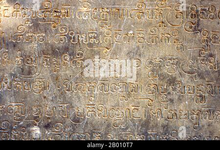 Kambodscha: Khmer-Schrift im Hauptheiligtum, Lolei-Tempel, Roluos-Komplex, Angkor. Lolei ist der nördlichste Tempel der Roluos-Gruppe von drei Hindu-Tempeln des späten 9th. Jahrhunderts in Angkor. Lolei wurde als Teil der Stadt Hariharalaya erbaut, die einst in Roluos blühte, und im Jahr 893 widmete der Khmer König Yasovarman I es Shiva und Mitgliedern der königlichen Familie. Einst ein Inseltempel, befand sich Lolei auf einer Insel etwas nördlich des Zentrums in der nun trockenen Baraya Indrataka, deren Bau unter Yasovarmans Vater und Vorgänger Indravarman I. fast abgeschlossen war Stockfoto