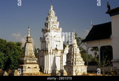 Kambodscha: Ein neuerer Chedi im Lolei Tempel, Roluos Komplex, Angkor. Lolei ist der nördlichste Tempel der Roluos-Gruppe von drei Hindu-Tempeln des späten 9th. Jahrhunderts in Angkor. Lolei wurde als Teil der Stadt Hariharalaya erbaut, die einst in Roluos blühte, und im Jahr 893 widmete der Khmer König Yasovarman I es Shiva und Mitgliedern der königlichen Familie. Einst ein Inseltempel, befand sich Lolei auf einer Insel etwas nördlich des Zentrums in der nun trockenen Baraya Indrataka, deren Bau unter Yasovarmans Vater und Vorgänger Indravarman I. fast abgeschlossen war Stockfoto