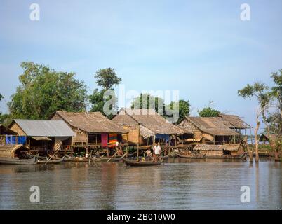 Kambodscha: Fischergemeinde und Stelzenhäuser am Großen See, Tonle SAP. Der Tonlé SAP (großer Süßwasserfluss oder großer See) ist ein kombiniertes See- und Flusssystem von großer Bedeutung für Kambodscha. Der Tonlé SAP ist der größte Süßwassersee Südostasiens und ein ökologischer Hotspot, der 1997 zum UNESCO-Biosphärenreservat ernannt wurde. Der Tonlé-Saft ist aus zwei Gründen ungewöhnlich: Sein Fluss wechselt zweimal im Jahr die Richtung, und der Teil, der den See bildet, dehnt sich aus und schrumpft dramatisch mit den Jahreszeiten. Von November bis Mai, der Trockenzeit Kambodschas, fließt der Tonlé-Saft in den Mekong. Stockfoto