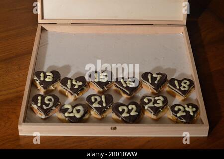 Süße Herzen Adventskalender mit 24 Schokoladen-Marzipan-Herzen für meine Liebste - zwölf Tage bis Heiligabend: Der 13. Dezember Stockfoto