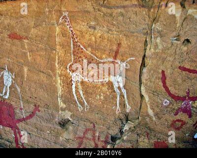 Algerien: Felsmalerei einer Giraffe, Tassili (Inauouanrhat), ca. 6000-4000 BCE. Tassili n'Ajjer ist ein Gebirgsmassiv in der Sahara im Südosten Algeriens, Nordafrika. Es erstreckt sich über ca. 500 km. Die nächste Stadt ist Djanet, etwa 10 km südwestlich der Reichweite. Ein großer Teil der Reichweite, einschließlich der Zypressen und archäologischen Stätten, ist in einem Nationalpark, Biosphärenreservat und Weltkulturerbe, genannt Tassili n'Ajjer Nationalpark geschützt. Der Bereich ist bekannt für seine prähistorischen Felsmalereien und andere antike archäologische Stätten, aus der jungsteinzeit. Stockfoto