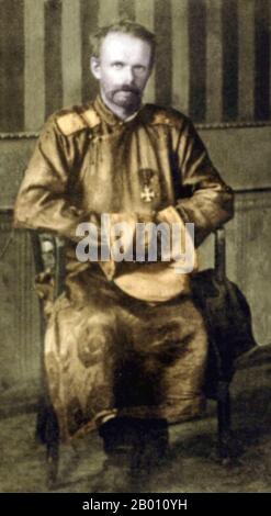 Mongolei: Baron Roman Nikolai Maximilian von ungern-Sternberg (1885–1921), 1921. Baron Roman Nikolai Maximilian von ungern-Sternberg (29. Dezember 1885 – 15. September 1921) war ein baltisch-schwedisch-russischer Jassaul (Kosakenhauptmann), ein russischer Held des Ersten Weltkriegs und Generalleutnant zur Zeit des Bürgerkrieges in Russland und der Mongolei, der die Mongolei von der chinesischen Herrschaft im Februar - März 1921 "befreite". Im Juni marschierte er in Südsibirien ein und versuchte, eine antikommunistische Rebellion anzurichten, wurde aber im August 1921 von der Roten Armee besiegt. Stockfoto