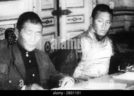 Mongolei: Damdin Sukhbaatar (1893-1923, rechts) zusammen mit Soliin Danzan (1885 – 1924, links), 1921. Damdin Sukhbaatar (2. Februar 1893 - 20. Februar 1923) war ein mongolischer Militärführer in der Revolution von 1921. Der mongolische Vertreter S. Danzan und D. Sukhbaatar (als mongolischer Kriegsminister) wurden von Bogd Khan als Verhandlungsführer zum ersten internationalen Abkommen der Mongolei nach dem Sturz chinesischer Besatzer während der mongolischen nationalen Revolution von 1921 entsandt. Soliin Danzan (1885 – 1924) war ein mongolischer Revolutionär und Vorsitzender des Zentralkomitees des mongolischen Volksaufstandes Stockfoto